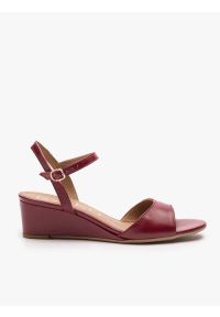Ryłko - Bordowe sandały na koturnie. Nosek buta: okrągły. Zapięcie: sprzączka. Kolor: czerwony. Materiał: skóra. Sezon: lato. Obcas: na koturnie. Styl: street. Wysokość obcasa: średni #1