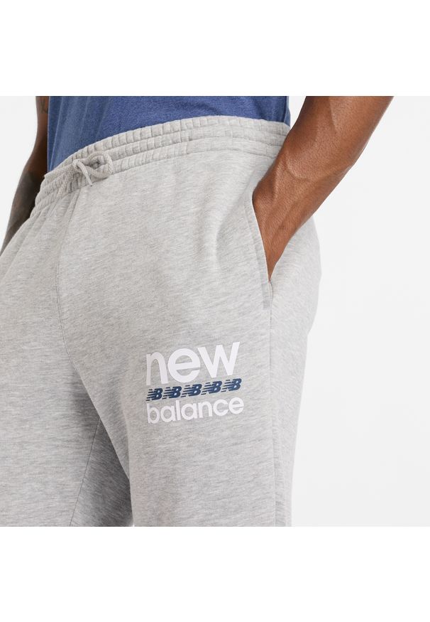 Spodnie męskie New Balance MP51940AG – szare. Kolor: szary. Materiał: bawełna, dresówka, materiał, poliester. Wzór: napisy