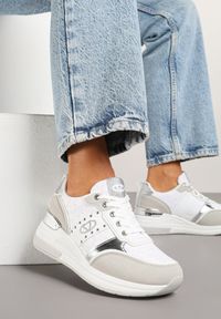 Renee - Białe Sneakersy na Ukrytym Koturnie z Koronką i Metalicznymi Wstawkami Edililia. Okazja: na co dzień. Kolor: biały. Materiał: koronka. Wzór: koronka. Obcas: na koturnie