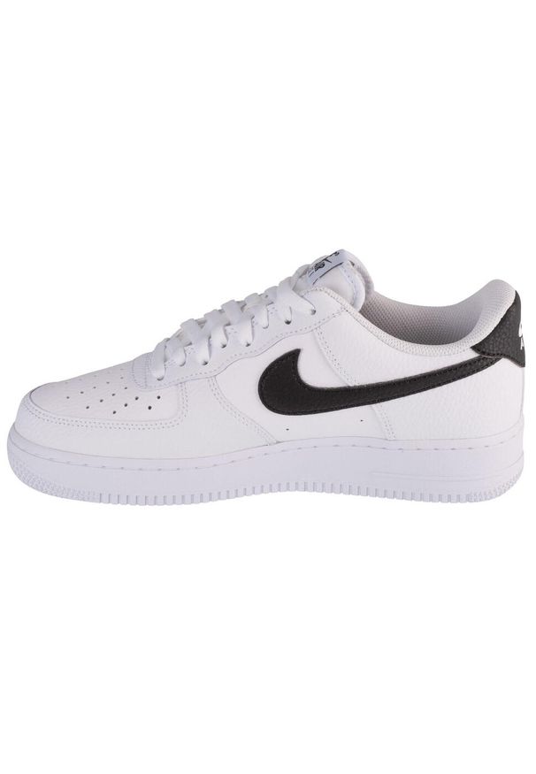 Buty do chodzenia męskie Nike Air Force 1 07. Zapięcie: sznurówki. Kolor: biały. Materiał: guma, materiał, syntetyk. Szerokość cholewki: normalna. Model: Nike Air Force. Sport: turystyka piesza