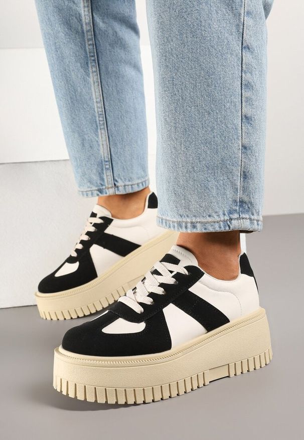 Renee - Czarno-Beżowe Sneakersy na Platformie Ozdobione Paskiem Vivesse. Okazja: na co dzień. Zapięcie: pasek. Kolor: czarny. Materiał: jeans. Wzór: aplikacja. Obcas: na platformie