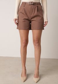 Born2be - Brązowe Szorty Typu Bermudy z Paskiem i Prostokątną Klamrą Tinalora. Okazja: na co dzień. Kolor: brązowy. Sezon: lato. Styl: casual, elegancki #5