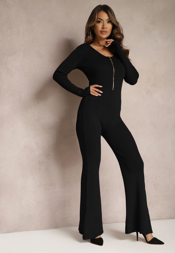 Renee - Czarny Kombinezon Bodycon z Prążkowanej Wiskozy ze Spodniami Typu Dzwony i Suwakiem Lavirna. Kolor: czarny. Materiał: wiskoza, prążkowany. Styl: elegancki