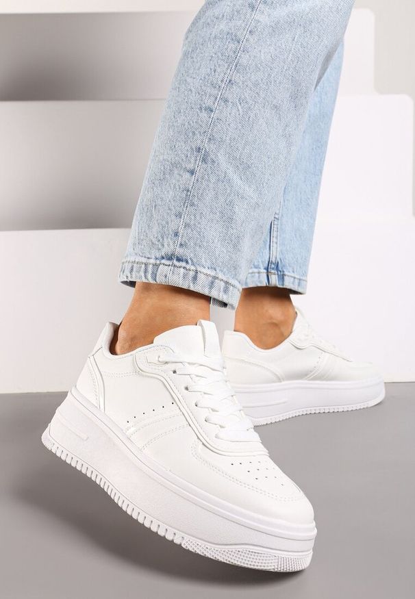 Renee - Białe Casualowe Sneakersy na Platformie Wykończone Perforacją Milovia. Okazja: na co dzień. Kolor: biały. Materiał: jeans. Sezon: lato, wiosna. Obcas: na platformie