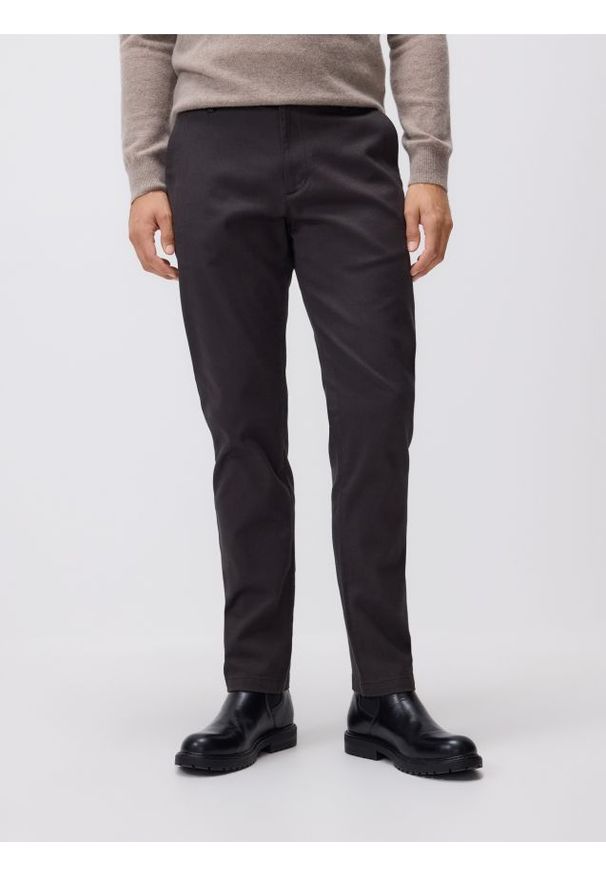 Reserved - Spodnie chino slim fit - ciemnobrązowy. Kolor: brązowy. Materiał: tkanina, bawełna