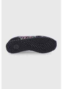 Armani Exchange Buty kolor czarny na płaskiej podeszwie. Nosek buta: okrągły. Zapięcie: sznurówki. Kolor: czarny. Materiał: guma. Obcas: na płaskiej podeszwie