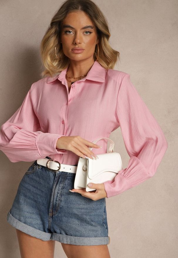 Renee - Różowa Koszula z Usztywnioną Linią Ramion i Wiązaniem Meroniela. Okazja: na co dzień, na spotkanie biznesowe. Kolor: różowy. Materiał: jeans. Styl: biznesowy, elegancki, casual