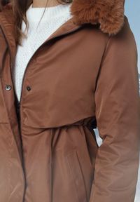 Born2be - Jasnobrązowa Kurtka Typu Parka z Kapturem i Odpinanym Kołnierzem Ściągana w Talii Semithira. Okazja: na spacer, na co dzień. Typ kołnierza: kaptur. Kolor: brązowy. Materiał: dzianina. Długość: długie. Wzór: aplikacja. Styl: casual, elegancki, klasyczny #3