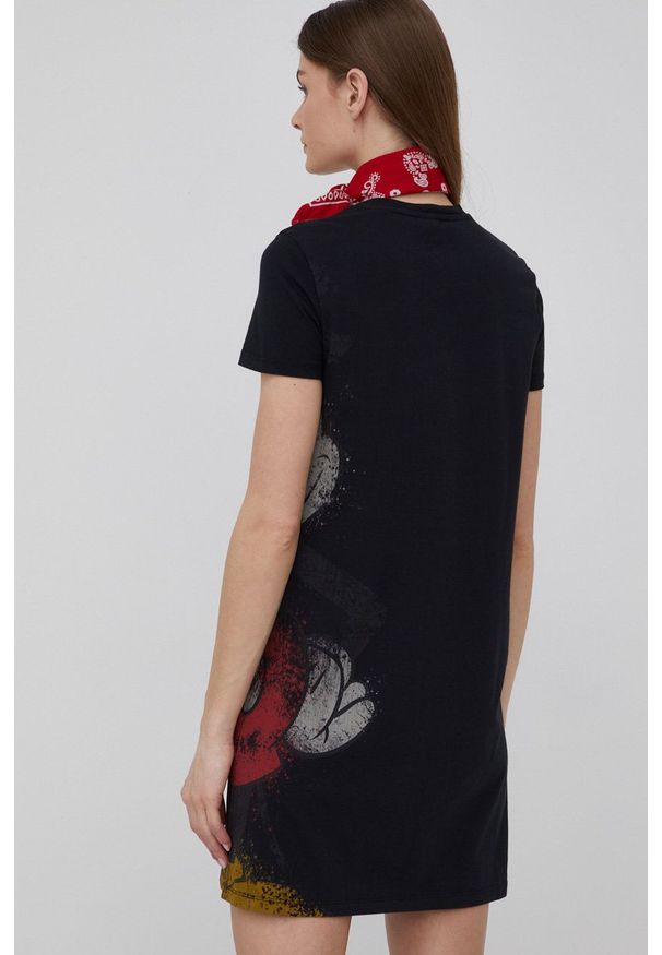 Desigual sukienka bawełniana x Disney kolor czarny mini prosta. Okazja: na co dzień. Kolor: czarny. Materiał: bawełna. Długość rękawa: krótki rękaw. Wzór: motyw z bajki. Typ sukienki: proste. Styl: casual. Długość: mini