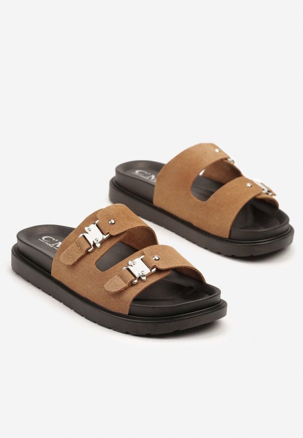 Born2be - Ciemnobeżowe Klapki z Metalicznymi Klamrami Fallevia. Okazja: na co dzień. Kolor: beżowy. Sezon: lato. Obcas: na obcasie. Styl: casual, elegancki. Wysokość obcasa: niski
