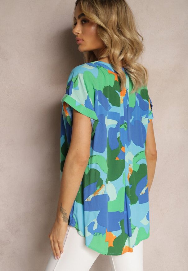 Renee - Zielona Bluzka z Wiskozy z Trójkątnym Dekoltem i Abstrakcyjnym Wzorem Duvina. Kolekcja: plus size. Kolor: zielony. Materiał: wiskoza. Wzór: aplikacja. Sezon: lato, wiosna