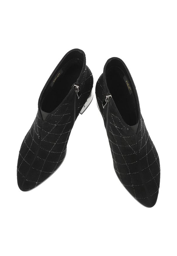 Czarne Botki S.Barski Eleganckie Buty Damskie. Okazja: na co dzień. Zapięcie: zamek. Kolor: czarny. Materiał: zamsz. Wzór: geometria, aplikacja. Obcas: na obcasie. Styl: elegancki. Wysokość obcasa: średni