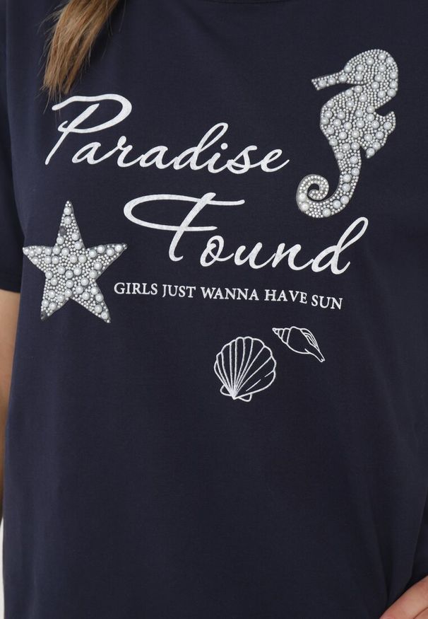 Born2be - Granatowy Klasyczny Bawełniany T-shirt z Krótkim Rękawem z Nadrukiem Ozdobiony Perełkami Tiavenna. Okazja: na co dzień. Kolor: niebieski. Materiał: bawełna. Długość rękawa: krótki rękaw. Długość: krótkie. Wzór: aplikacja, nadruk. Styl: klasyczny
