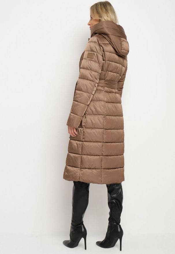 Born2be - Beżowa Pikowana Kurtka z Asymetrycznym Zapięciem i Kapturem Wiązana w Talii Tilita. Okazja: na co dzień. Kolor: beżowy. Materiał: jeans. Styl: klasyczny, elegancki, casual