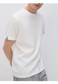 Reserved - Strukturalny t-shirt comfort fit - złamana biel. Materiał: bawełna, dzianina