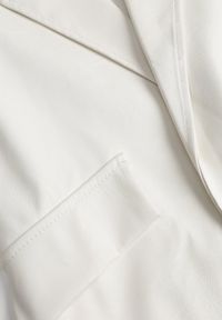 Renee - Biała Pudełkowa Marynarka z Ekoskóry Niezapinana z Poduszkami w Ramionach Suniya. Okazja: na co dzień, na spotkanie biznesowe. Kolor: biały. Materiał: wiskoza. Styl: casual, biznesowy #5