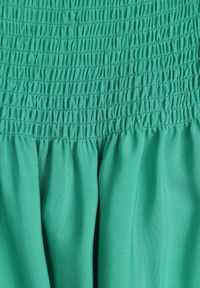 Born2be - Zielona Bawełniana Sukienka z Hiszpańskim Dekoltem z Szerokimi Falbanami na Dole Bliria. Okazja: na co dzień, na spacer. Typ kołnierza: dekolt hiszpanka. Kolor: zielony. Materiał: bawełna. Sezon: lato. Typ sukienki: rozkloszowane. Styl: wakacyjny, casual, elegancki #3