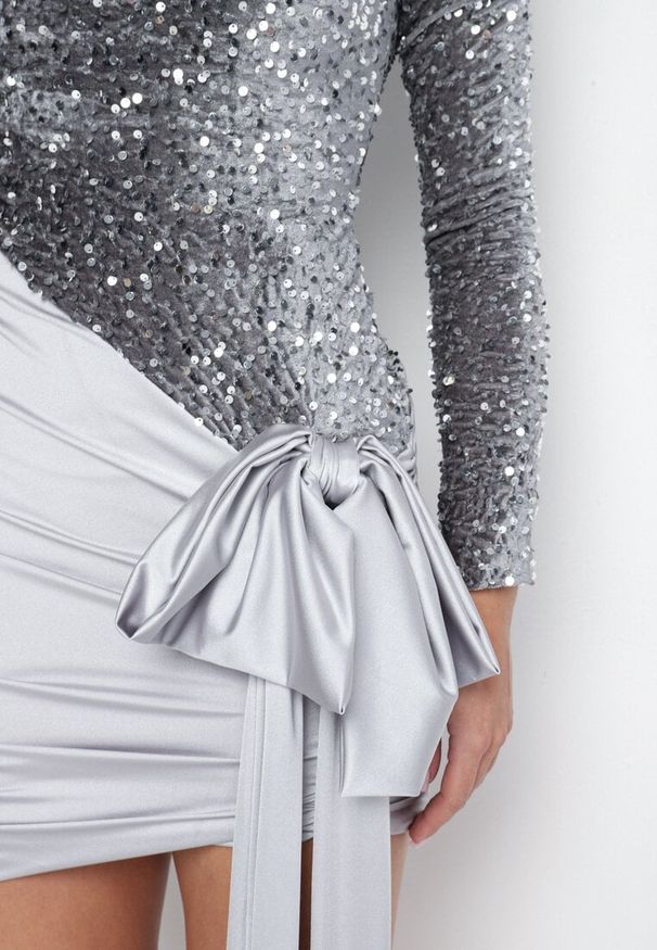 Born2be - Srebrna Sukienka z Usztywnionymi Ramionami Cekinami Kokardką i Satynowym Dołem Vamiera. Okazja: na co dzień. Typ kołnierza: kokarda. Kolor: srebrny. Materiał: satyna. Długość rękawa: długi rękaw. Typ sukienki: dopasowane. Styl: casual, klasyczny