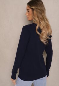 Renee - Granatowy Minimalistyczny Sweter z Dekoltem w Kształcie Litery V Sinovae. Okazja: na co dzień. Typ kołnierza: dekolt w kształcie V. Kolor: niebieski. Materiał: jeans. Styl: casual, elegancki #4