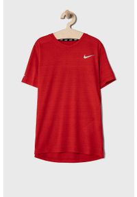 Nike Kids T-shirt dziecięcy kolor czerwony gładki. Okazja: na co dzień. Kolor: czerwony. Materiał: dzianina, skóra, włókno, tkanina. Wzór: gładki. Styl: casual
