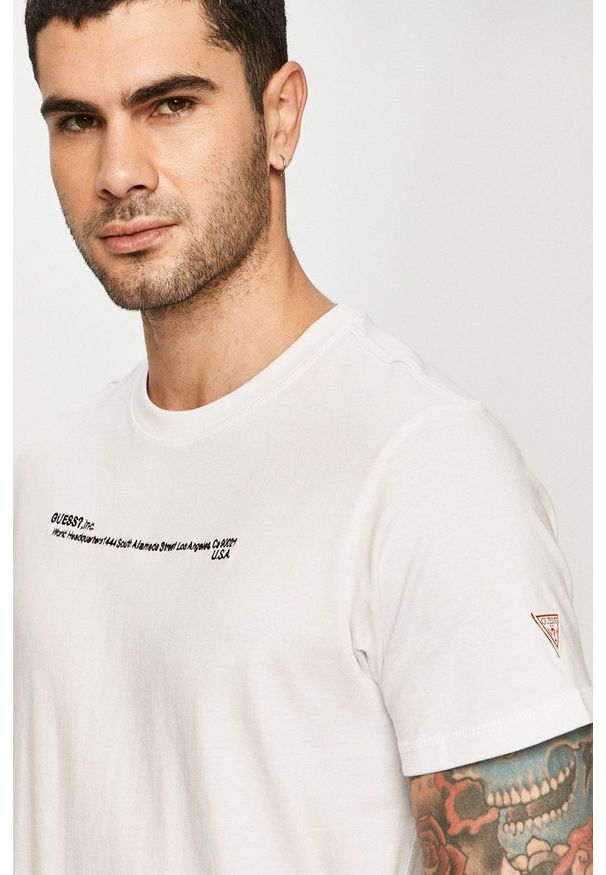 Guess - T-shirt. Okazja: na co dzień. Kolor: biały. Materiał: dzianina. Wzór: aplikacja. Styl: casual