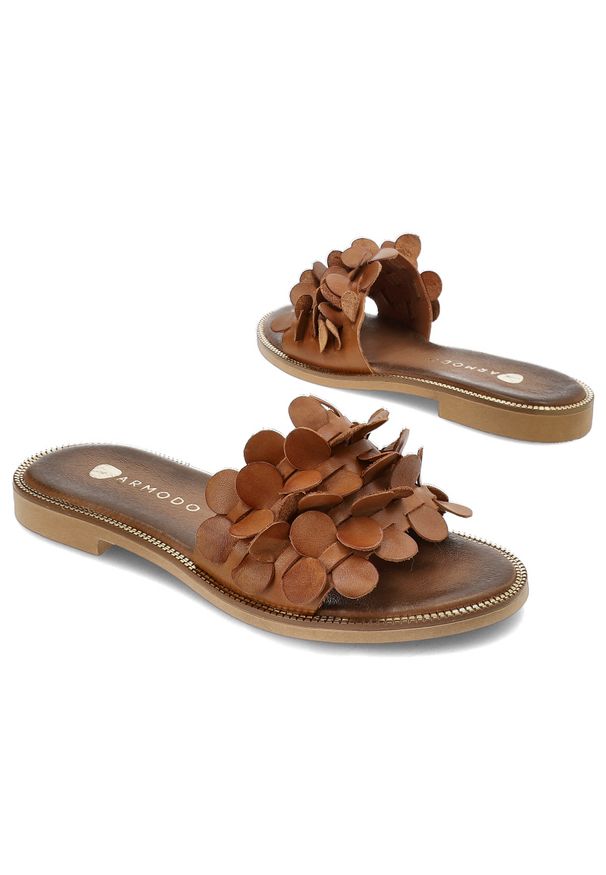 Brązowe Klapki Armodo Stylowe Obuwie Damskie. Kolor: brązowy. Materiał: skóra. Wzór: kwiaty, aplikacja. Sezon: lato. Obcas: na płaskiej podeszwie. Styl: elegancki