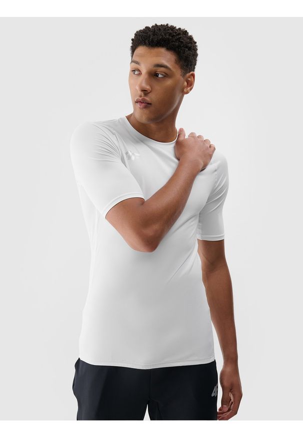 4f - 4F Koszulka treningowa szybkoschnąca męska - biała L. Kolor: biały. Materiał: syntetyk, włókno, dzianina, materiał, elastan. Długość rękawa: krótki rękaw. Długość: krótkie. Wzór: jednolity, gładki, ze splotem. Sport: fitness