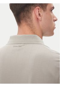 Calvin Klein Polo LV04LB220G Beżowy Regular Fit. Typ kołnierza: polo. Kolor: beżowy. Materiał: syntetyk, wiskoza #2