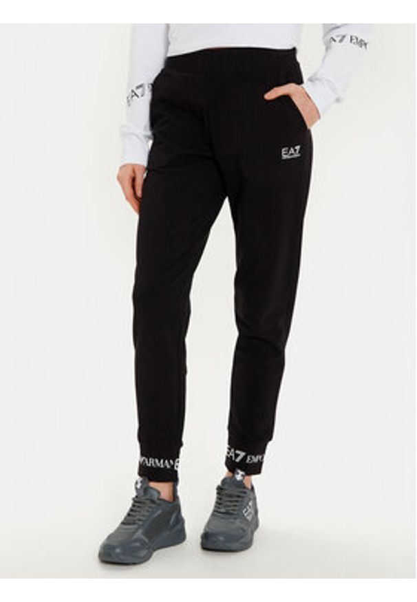 EA7 Emporio Armani Dres 8NTV52 TJTXZ 21BA Czarny Regular Fit. Kolor: czarny. Materiał: bawełna