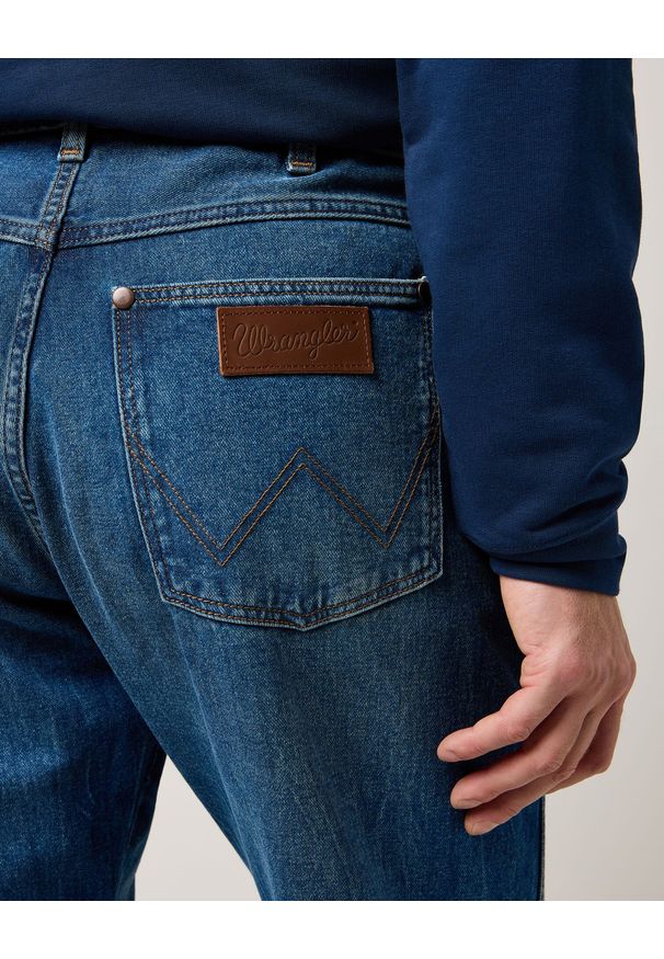 Wrangler - MESKIE SPODNIE WRANGLER FRONTIER RETRO BLUE 112370955. Styl: retro