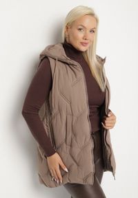 Born2be - Ciemnobeżowa Przejściowa Kamizelka z Pikowanymi Przeszyciami i Kapturem Fesolira. Okazja: na co dzień. Kolekcja: plus size. Kolor: beżowy. Materiał: jeans. Styl: casual, sportowy #6