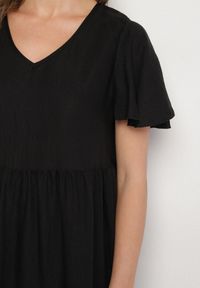 Born2be - Czarna Wiskozowa Sukienka Rozkloszowana z Dekoltem V Natilenia. Okazja: na co dzień. Kolor: czarny. Materiał: wiskoza. Styl: klasyczny, elegancki, casual #3