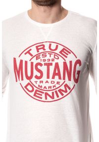 Mustang - LONGSLEEVE MUSTANG Printed Longsleeve CLOUD DANCER 1007065 2020. Długość rękawa: długi rękaw. Wzór: melanż, nadruk