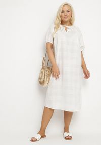 Born2be - Biała Bawełniana Sukienka Oversize z Wiązaniem pod Szyją Tolanea. Kolor: biały. Materiał: bawełna. Długość rękawa: krótki rękaw. Typ sukienki: oversize #3