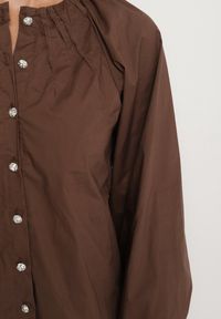 Born2be - Brązowa Marszczona Koszula Bawełniana w Stylu Retro z Biżuteryjnymi Guzikami Zenorae. Okazja: na co dzień. Typ kołnierza: bez kołnierzyka. Kolor: brązowy. Materiał: bawełna. Długość rękawa: długi rękaw. Długość: długie. Wzór: aplikacja. Styl: retro #4
