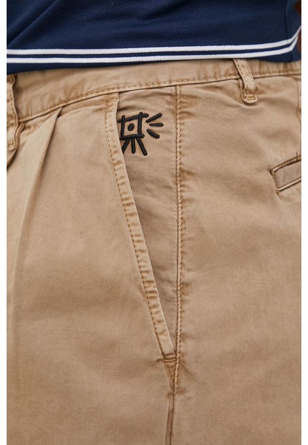 Desigual spodnie męskie kolor beżowy w fasonie chinos. Kolor: beżowy. Materiał: tkanina, bawełna. Wzór: nadruk