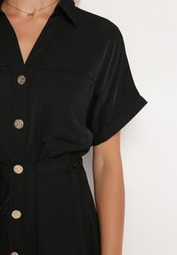 Born2be - Czarna Koszulowa Sukienka z Krótkim Rękawem Zapinana na Guziki z Materiałowym Paskiem Piantia. Okazja: na co dzień, na imprezę. Kolor: czarny. Materiał: materiał. Długość rękawa: krótki rękaw. Sezon: wiosna, lato. Typ sukienki: koszulowe. Styl: casual, elegancki #3