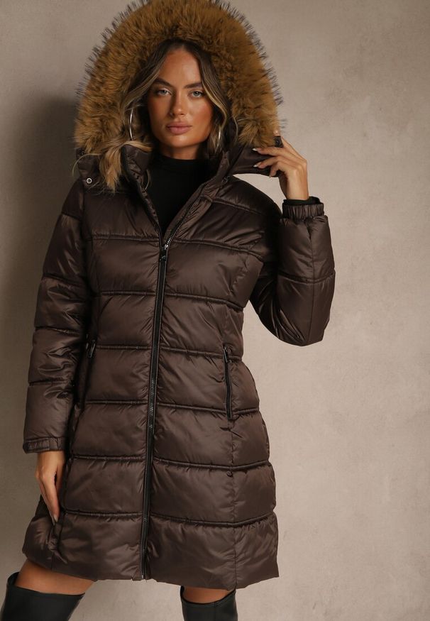 Renee - Ciemnobrązowa Pikowana Kurtka o Długim Fasonie z Odpinanym Kapturem z Futerkiem Fenalda. Okazja: na spacer. Kolor: brązowy. Materiał: futro. Długość: długie. Styl: elegancki