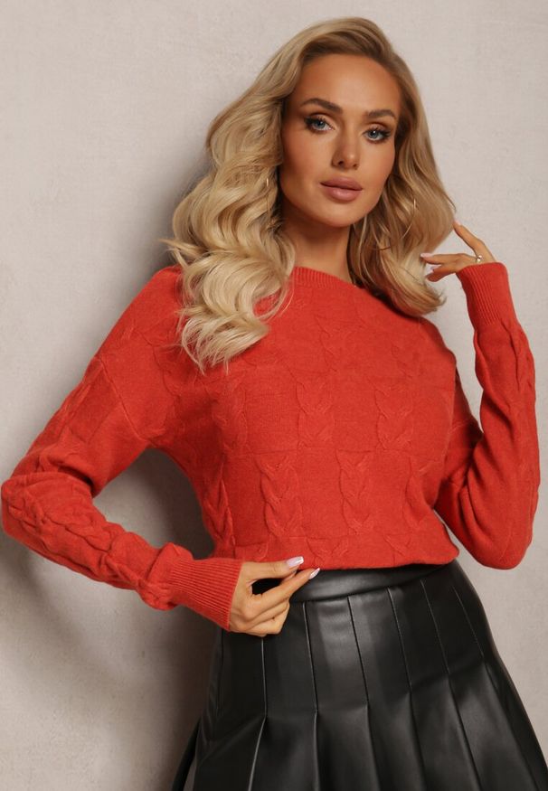 Renee - Pomarańczowy Warkoczowy Sweter z Długim Rękawem i Ściągaczami Kaviss. Kolor: pomarańczowy. Materiał: dzianina. Długość rękawa: długi rękaw. Długość: długie. Wzór: ze splotem. Styl: klasyczny