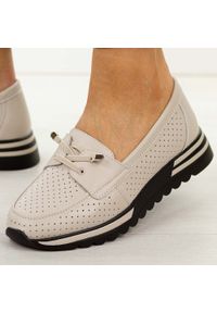 Beżowe ażurowe skórzane półbuty damskie S.Barski 7066. Okazja: na spacer, na co dzień. Nosek buta: okrągły. Zapięcie: bez zapięcia. Kolor: beżowy. Szerokość cholewki: normalna. Wzór: ażurowy. Materiał: skóra. Sezon: wiosna, jesień, lato. Styl: casual, elegancki, sportowy, klasyczny #1