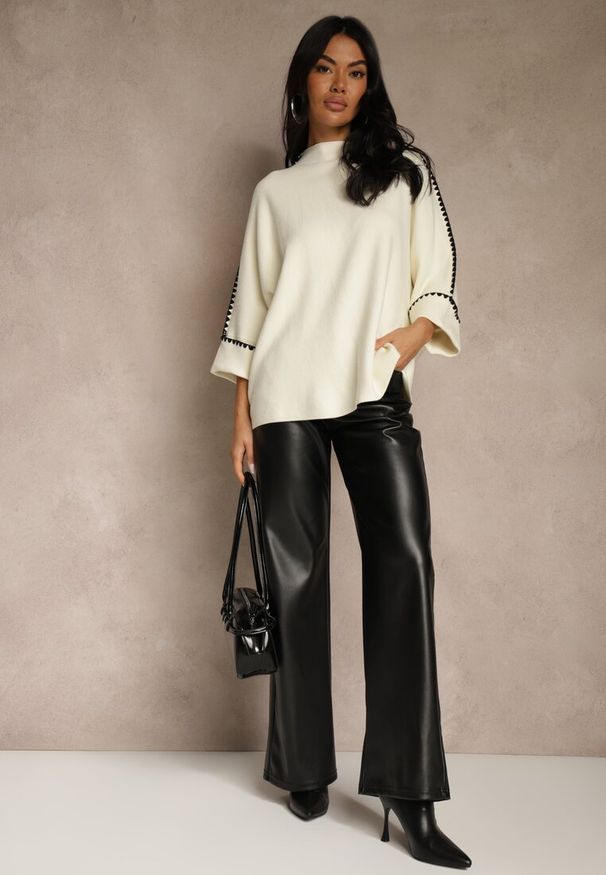 Renee - Jasnobeżowy Sweter Ozdobiony Lamówką na Rękawach Tusenna. Okazja: na co dzień. Kolor: beżowy. Materiał: jeans. Wzór: aplikacja. Styl: casual, elegancki, wizytowy