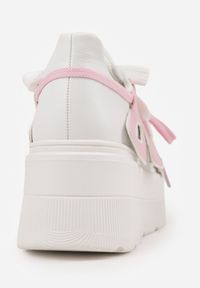 Born2be - Biało-Różowe Płaskie Sneakersy Vices z Podwójnym Sznurowaniem ze Zdobieniem 3D Nelarissa. Okazja: na co dzień. Zapięcie: sznurówki. Kolor: biały. Materiał: jeans, bawełna. Wzór: aplikacja. Obcas: na obcasie. Wysokość obcasa: niski #2