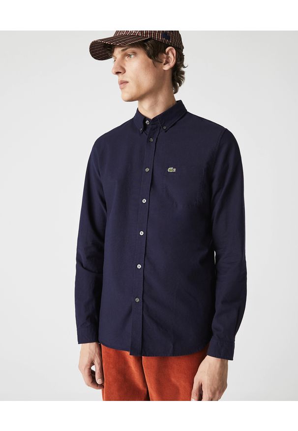 Lacoste - LACOSTE - Elegancka granatowa koszula z logo Oxford Regular Fit. Kolor: niebieski. Materiał: jeans, bawełna. Wzór: haft. Styl: elegancki