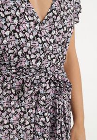 Born2be - Czarno-Różowa Bawełniana Sukienka z Gumką w Talii i Asymetrycznym Dołem Orrizae. Okazja: na co dzień. Typ kołnierza: dekolt kopertowy, kołnierz z falbankami. Kolor: czarny. Materiał: bawełna. Długość rękawa: krótki rękaw. Sezon: wiosna, lato. Typ sukienki: asymetryczne. Styl: elegancki, casual #3