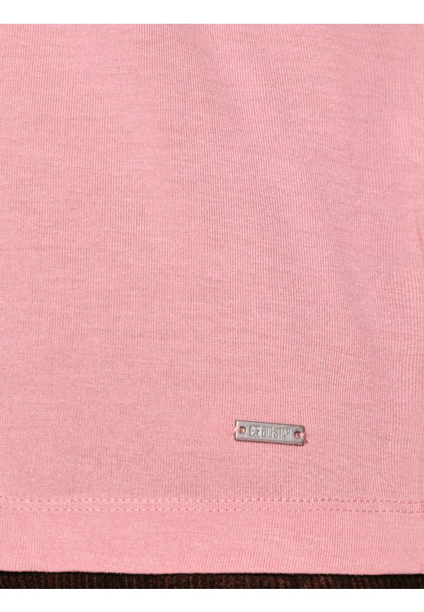 Big-Star - Koszulka damska o luźnym kroju różowa Valeria 601. Okazja: na co dzień. Typ kołnierza: dekolt w serek. Kolor: różowy. Materiał: dzianina, len, wiskoza, jeans. Długość rękawa: krótki rękaw. Długość: krótkie. Styl: casual, elegancki