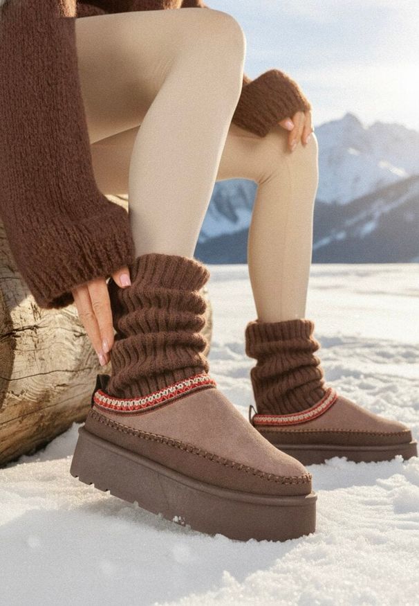 Born2be - Ciemnobrązowe Śniegowce Ocieplone na Platformie z Ozdobnym Wyszywaniem Reitenna. Okazja: na co dzień. Kolor: brązowy. Materiał: jeans. Obcas: na platformie. Styl: elegancki, casual, klasyczny