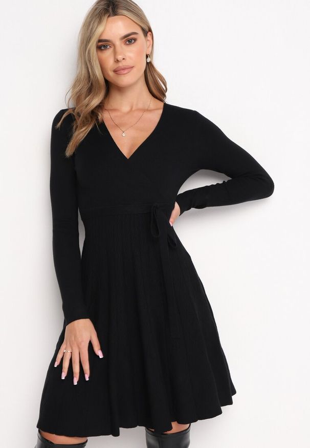 Born2be - Czarna Dzianinowa Mini Sukienka z Kopertowym Dekoltem Przewiązana Paskiem Idane. Kolor: czarny. Materiał: dzianina. Typ sukienki: kopertowe. Długość: mini