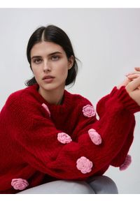 Reserved - Sweter z różami - czerwony. Kolor: czerwony. Materiał: wełna, dzianina