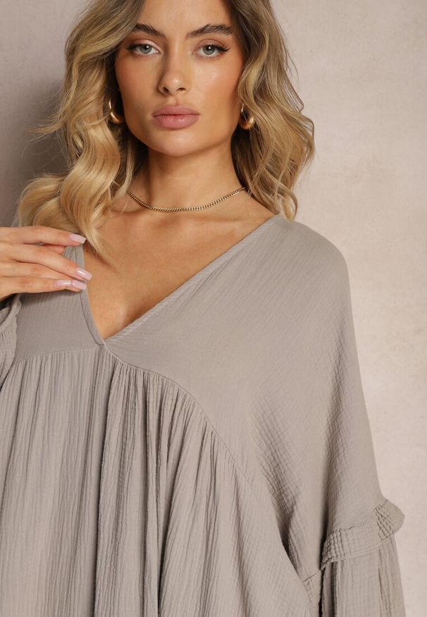 Renee - Ciemnobeżowa Muślinowa Trapezowa Sukienka z Bawełny Wykończona Falbaną i Ozdobnymi Rękawami Tanisea. Okazja: na co dzień. Typ kołnierza: dekolt w kształcie V. Kolor: beżowy. Materiał: bawełna. Sezon: lato. Typ sukienki: trapezowe. Styl: elegancki, casual