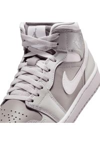 Nike Air Jordan 1 Mid Photon Dust Atmosphere Sneakersy damskie. Okazja: na co dzień. Kolor: szary. Materiał: guma, skóra. Szerokość cholewki: normalna. Model: Nike Air Jordan #7
